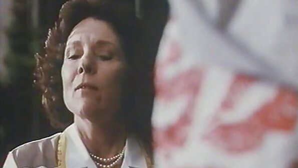 Голем задник аматер со убав задник ја заебава избричената пичка