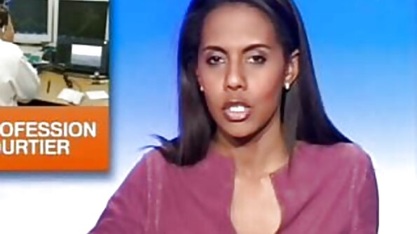 Кучка со крупни цицки е навистина тешко заебана на софата