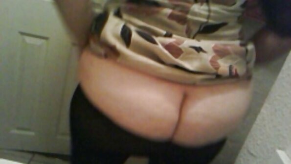 Плавуша која има убава пичка денес добива гангбанг