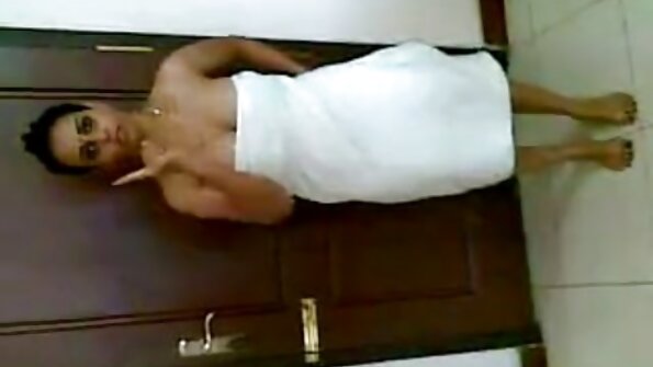 Плавуша која сака да цица кур е на кревет и го прави токму тоа