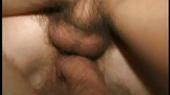 Плавуша со големи гради седи на голем кур да го јава