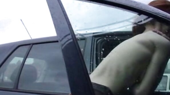 Се забива бринета со убав задник и слатка пичка