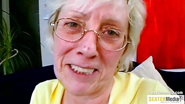 Бринета со огромни гради се заебава на страна од големата ерекција