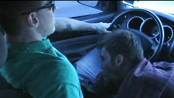 Пиленце со влакнеста пичка ја раширува пичката со кур