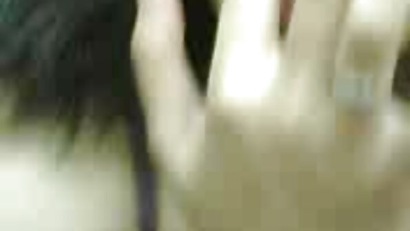 Еден пријател со одело за панда турка ремен во жешка мала курва