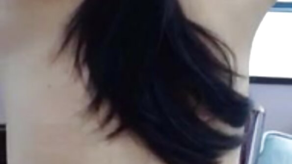 Жешка курва со пирсинг пичка добива кур во нејзиниот жежок газ