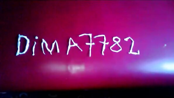 Кучешки стил во бања со црвенокоса девојка на Божиќ