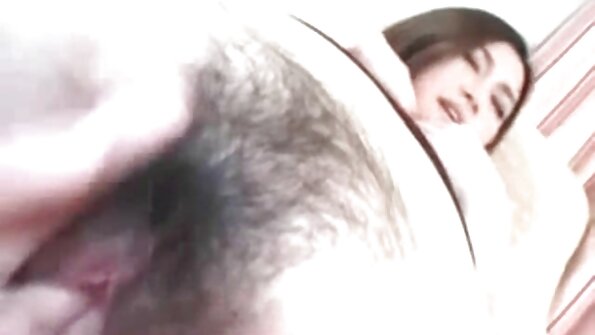 Брадестиот мачо ја ебе влакнестата пичка на девојката во мрежести чорапи