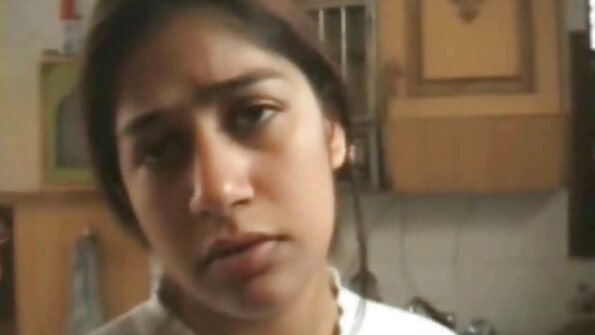 Русокосата со големи цицки добро ја забива нејзината тесна пичка