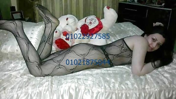 Русокоса со долга коса ја отвора својата пичка за силно удирање