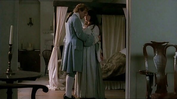 Бујните лезбејки во долна облека си играат со масло и се средуваат