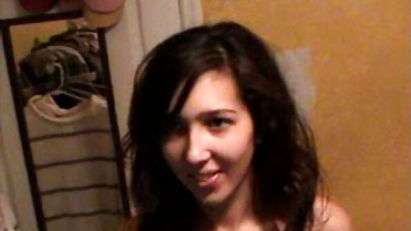 Абела Денџер стенка од задоволство додека голем кур продира во нејзиниот шупак