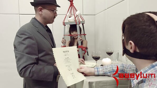 Голем газ бимбо чувствува некој кур додека е во автомобилот