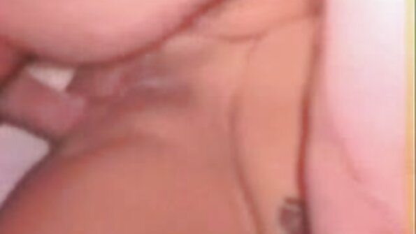 Голем задник бимбо е прикажан како дегустира петел со нејзините жешки усни