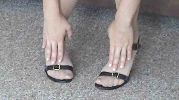 Голема блудница со цицки е на бирото и таа грубо се сака