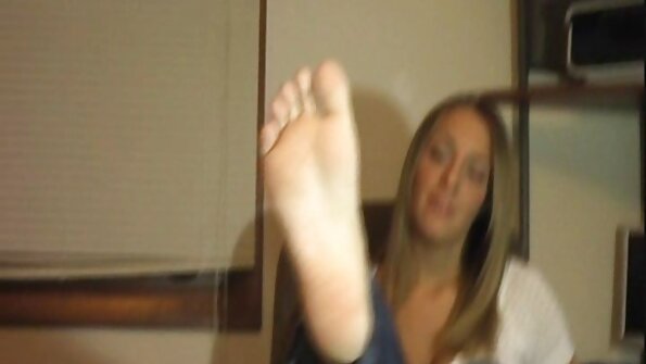 Црното пиле се чувствува прекрасно кога нејзиниот бел љубовник ќе ја застрела со сперма