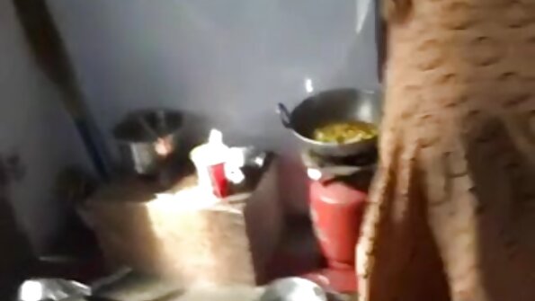 Црното пиле со огромни брадавици на нејзините мали цицки седи на кур