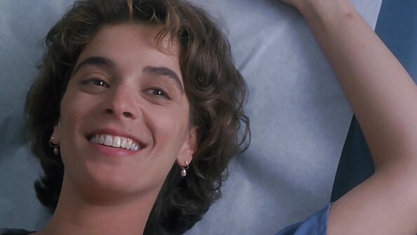 Црното момче го турка својот кур во жешка црвенокоса на креветот