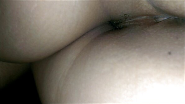 Плавуша која има убава решетка се турка на масата и се заебава