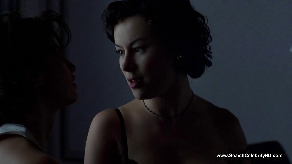 Плавуша со дебел задник ја става устата на дебел кур