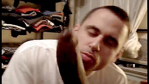 Плавуша со секси тело ги заобиколува усните околу голем кур