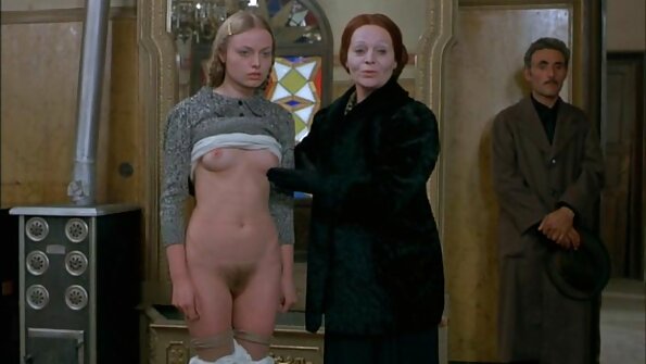 Плавуша со природни гради е во градината и и ги галат стапалата