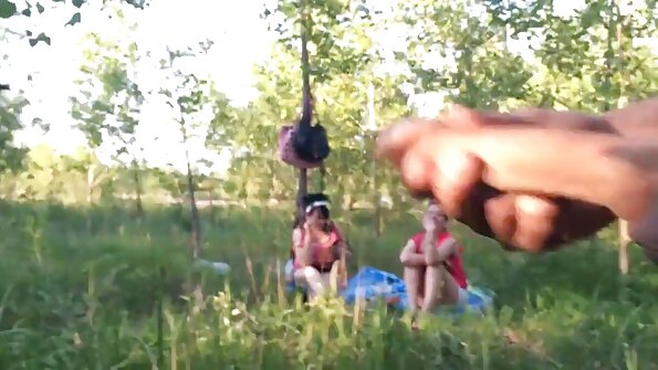 Една бринета добива двојна пенетрација во пичката и во задникот