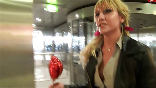 Бринета со слатка пичка денес седи врз својот партнер