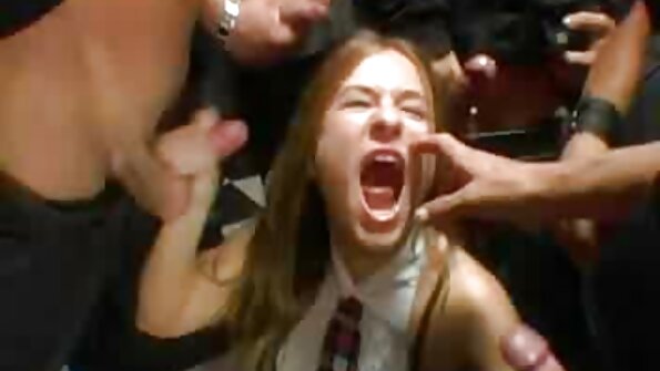 Бујна бимбо вреска додека нејзиниот задник силно се удира