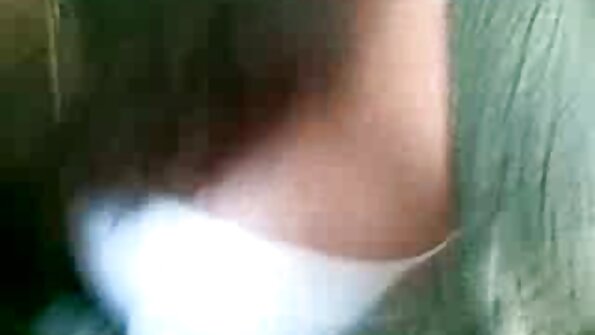 Една жешка мала визина добива голем кур во нејзината влажна пичка