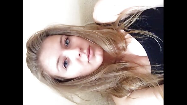 Црвенокоса и бринета водат лезбејска љубов во жешкиот филм