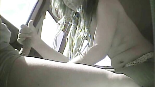 Плавуша со долга коса ги рашири нозете и и ја заебава пичката