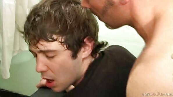 Бебе со секси заоблен задник прави анален ебење овде