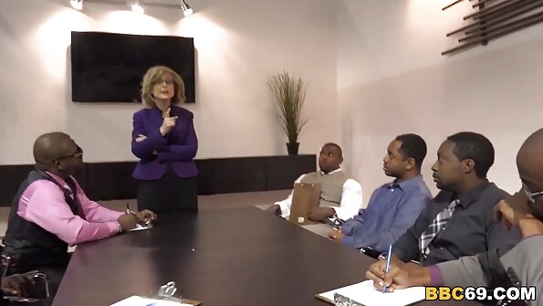 Голем газ бимбо со тетоважи е сексот во кучешки стил на кревет