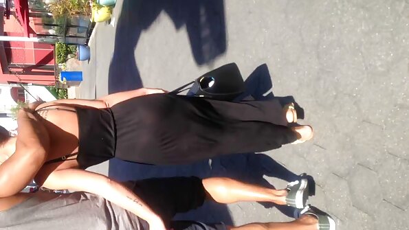 Голема курва задник со влакнеста пичка ѝ го тепаат задникот