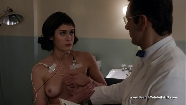 Плавуша анално се удира на креветот навистина силно и длабоко