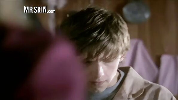 Плавуша ги става нозете зад главата и добро се заебава