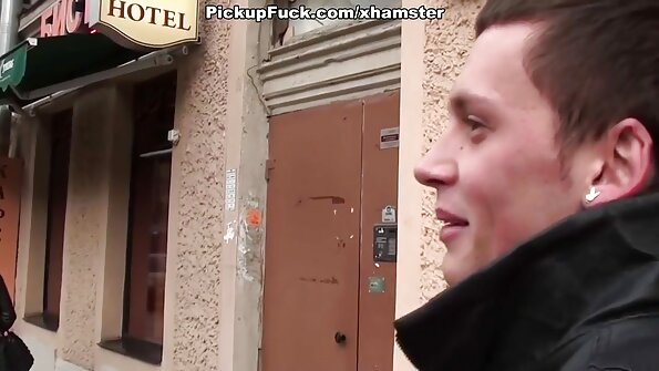 Русокоса со кадрава коса го обработува задникот голем кур