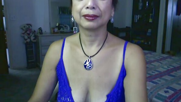 Бринета на која и се допаѓаат нејзините секс играчки овенува дилдо во задникот