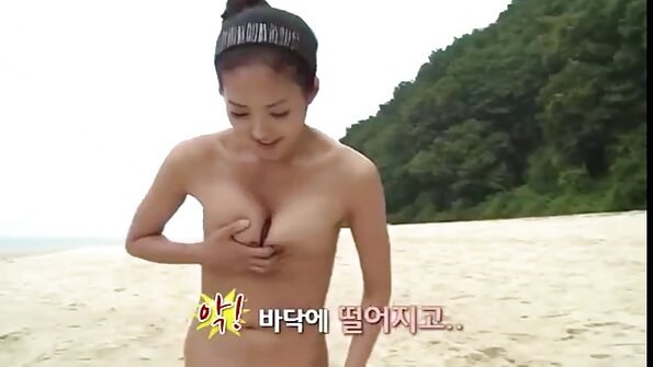 Бринета со голема решетка која е исполнета со силикон прави анален