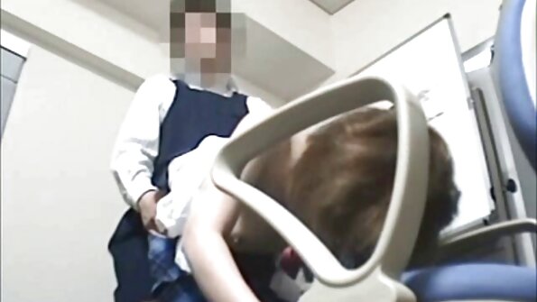 На розова софа се пробива бринета со избричена пичка