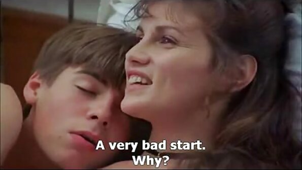 Пар води љубов во складиштето во деловна зграда