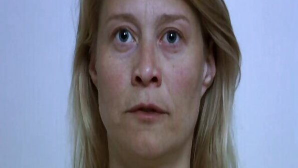 Жешка кучка со големи цицки и ги масира мокрите пички