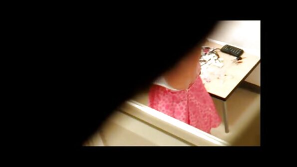 Примамливата темнокоса дама по име Џенис е прикована од нејзиниот учител