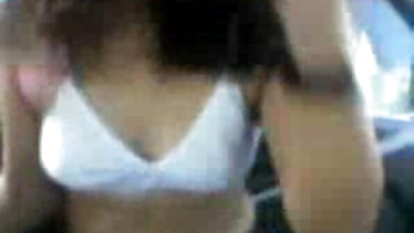 Секси русокоса со затегнат задник анално се ебе на софата