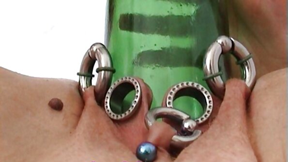 Тинејџерската бринета која сака кур, се нафаќа на огромен со нејзиниот грабне