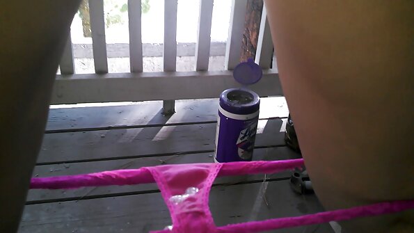 Ќелавата модринка правилно удира русокоса MILF во близина на врзана бринета