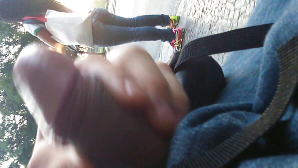 Кучки во мрежести чорапи ќе задоволат тројца мажи