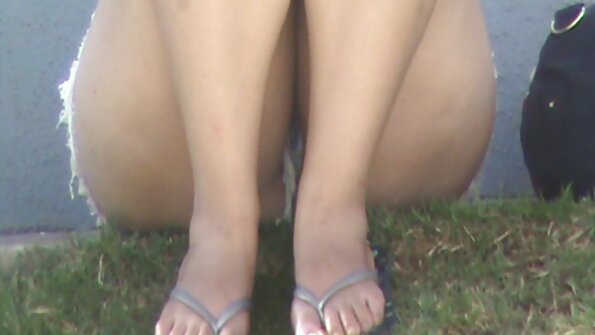 Бринета со големи цицки прави жешка работа во канцеларијата