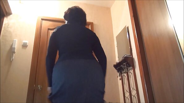 Бујната русокоса е подготвена да го забие нејзиниот затегнат анус